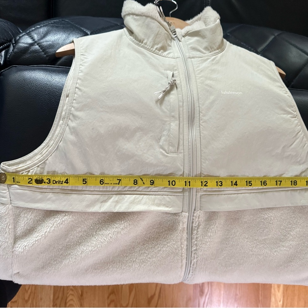 Lululemon Cinch-Hem Fleece
Vest in color Bone - Picture 6 of 7